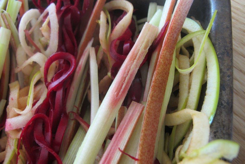 Mmm... spiralised apple and rhubarb on pastry, with a hint of beetroot... more recipes on Pinterest <a href="/cuisiquepremium/">Cuisique</a>