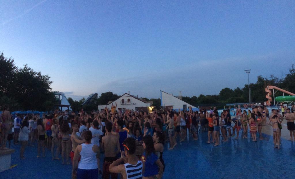 LapoMoscon's tweet photo. Serata bellissima! La prossima volta bisogna ricordarsi dell'autan #AcquaticaPark #estate #Tuttiatavola #FOM http://t.co/Rd9VOpwhuT