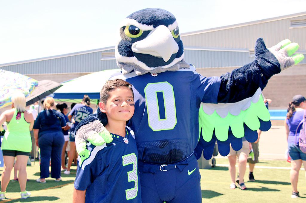 Seahawks's tweet photo. 12 Fest Tri-Cities!

@jstaten90 @TheRealCMaTT13 &amp; @BlitzTheSeahawk having a blast out here in the heat! 🔥

#12Tour http://t.co/W8eVQLq4vA