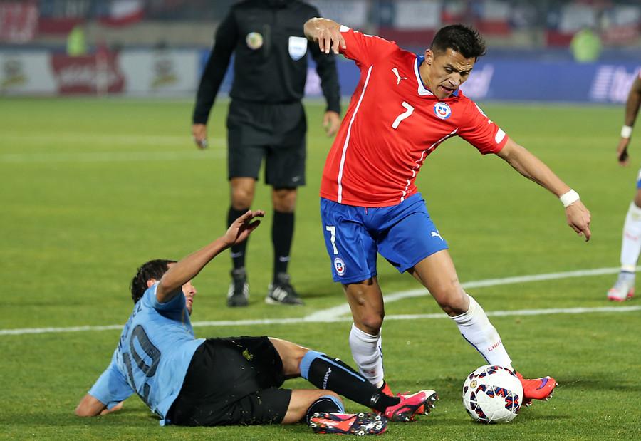 adnradiochile's tweet photo. COPA AMÉRICA Video compila las últimas jugadas sucias de Uruguay frente a Chile http://t.co/Cjpvff70JN http://t.co/nUxFCnh2ed