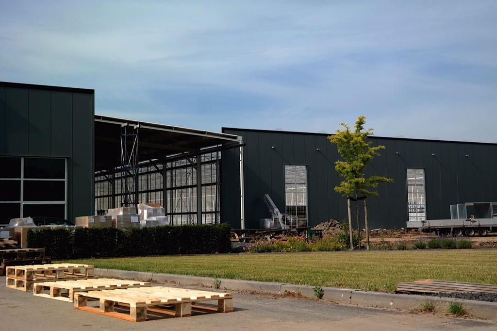 ChrisBFH's tweet photo. Nieuwbouw installatie het nieuwe telen, #diffuusglas voor betere groei straks in de germinikwekerij @mansflower http://t.co/9ssoz8dzrv