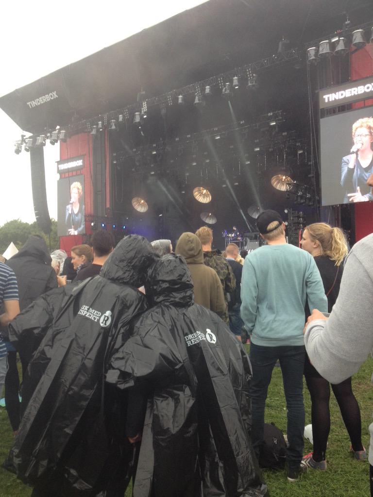amalieklitgaard's tweet photo. Vi går aldrig hjem! Selvom de drypper lidt. #tb15 #mariekey http://t.co/AvOc1dQXYy