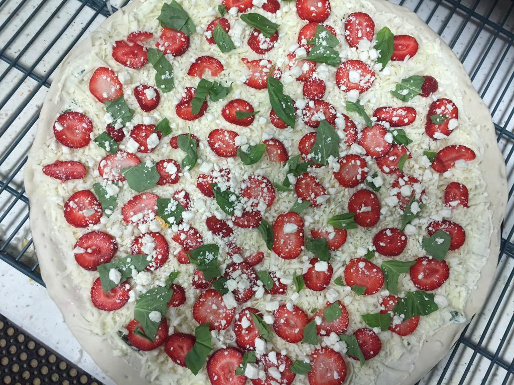 pjillyjones's tweet photo. @PMQpizzamag check out this strawberry and basil creation; base is ricotta cheese and pesto http://t.co/yKhxbfPNwi