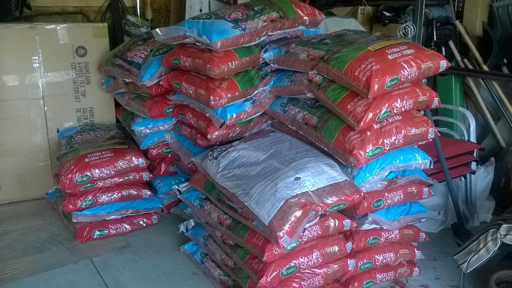 GloriaRMom's tweet image. @martine13_ would be nice I&apos;m already in #MulchMode unless he wants to help lay 40 bags of mulch after #Couldusehelp