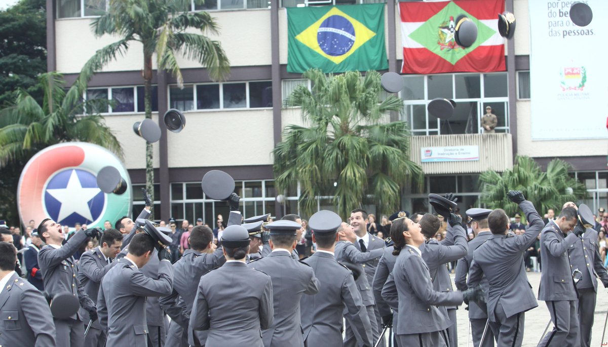 GovSC's tweet photo. Efetivo da Polícia Militar de SC ganha reforço com a formatura de 29 aspirantes a oficial: http://t.co/cnxA1s8n0V http://t.co/RITO2iUJtg