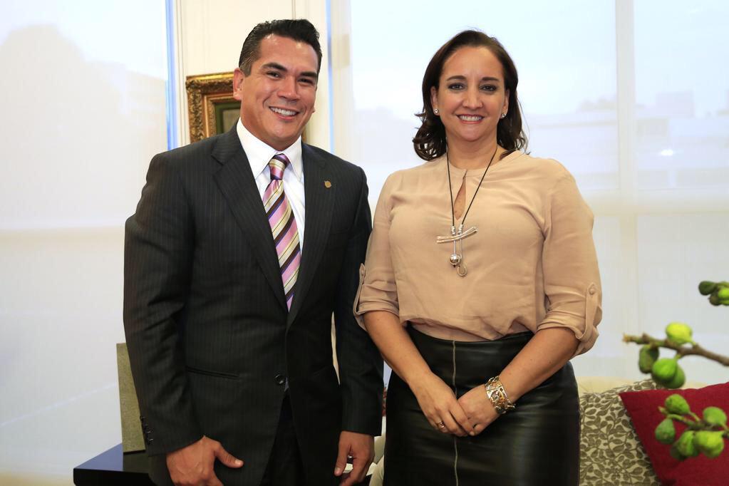 Mariela_Rosendo's tweet photo. @ruizmassieu se reunió con el gobernador electo @alitomorenoc para tratar temas turísticos de Campeche. http://t.co/QtibUwYbv0