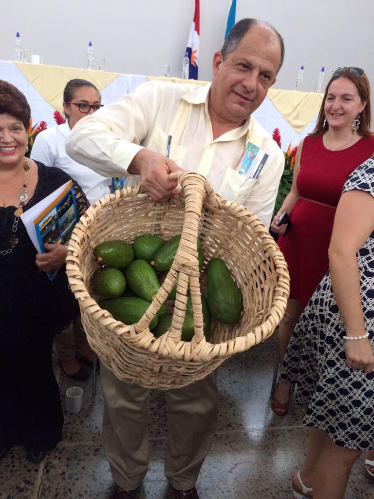 MonumentalCR's tweet photo. Presidente @luisguillermosr recibe aguacates en Garabito #NM935 http://t.co/fk7CYTlkt1