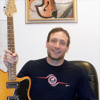 sharpandflatlab's tweet image. @GuitarCities founder, @jameslenger starts teaching Fridays on July 17 in the NYC school:  guitarnewyork.com/displaySchedul…