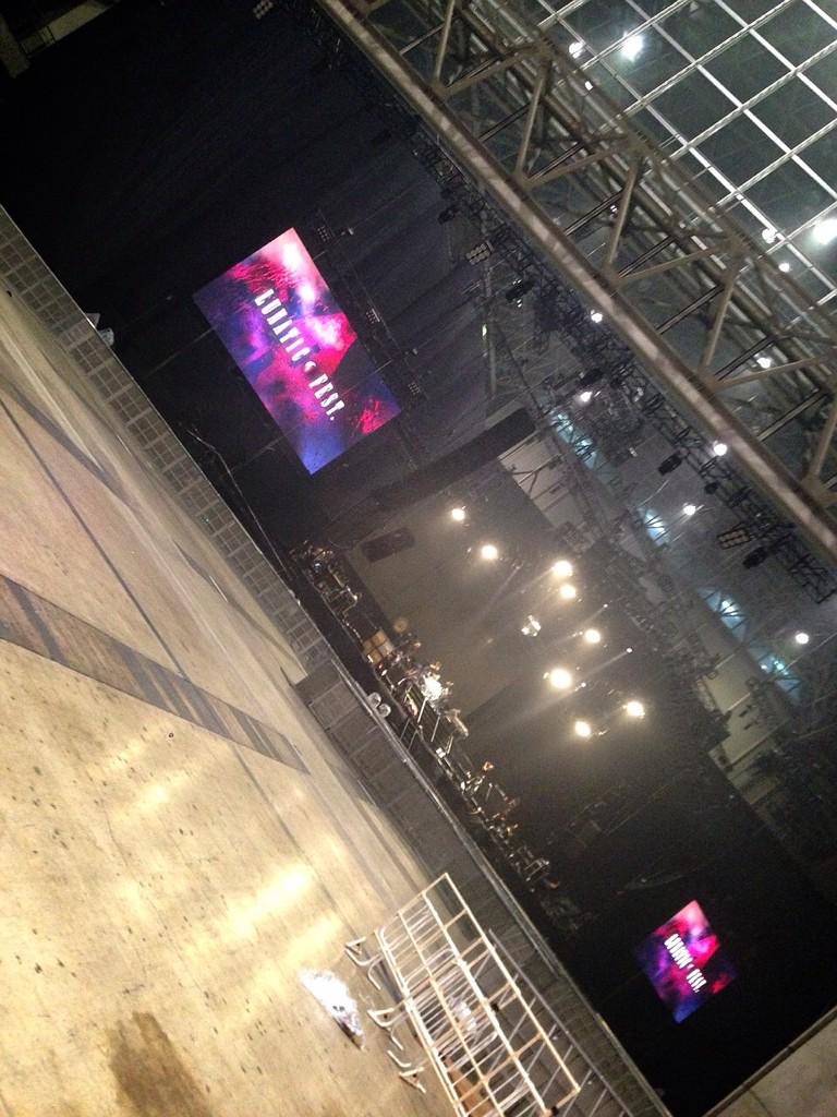 SUGIZOofficial's tweet photo. 幕張メッセにて、無事LUNA SEAのリハ終了。そして先程X JAPANのリハも無事 (？)終了。気合いは全開。発狂寸前。いよいよだよ。みんな、狂い咲く準備できてる？  SGZ http://t.co/8Cu4MX0ngL