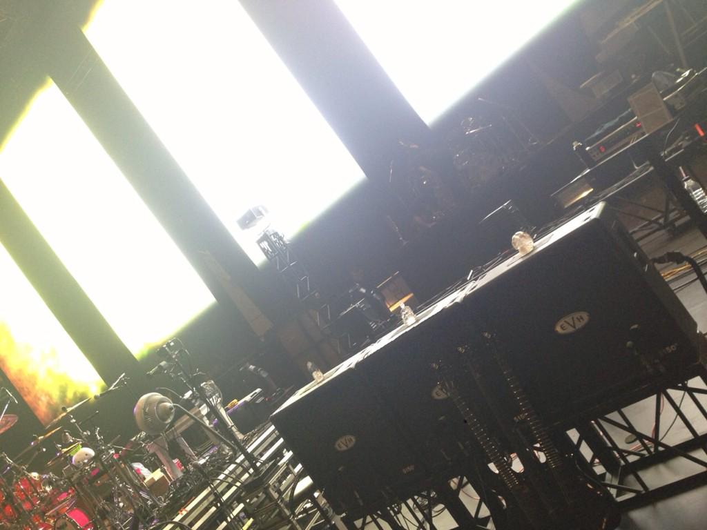 SUGIZOofficial's tweet photo. 幕張メッセにて、無事LUNA SEAのリハ終了。そして先程X JAPANのリハも無事 (？)終了。気合いは全開。発狂寸前。いよいよだよ。みんな、狂い咲く準備できてる？  SGZ http://t.co/8Cu4MX0ngL