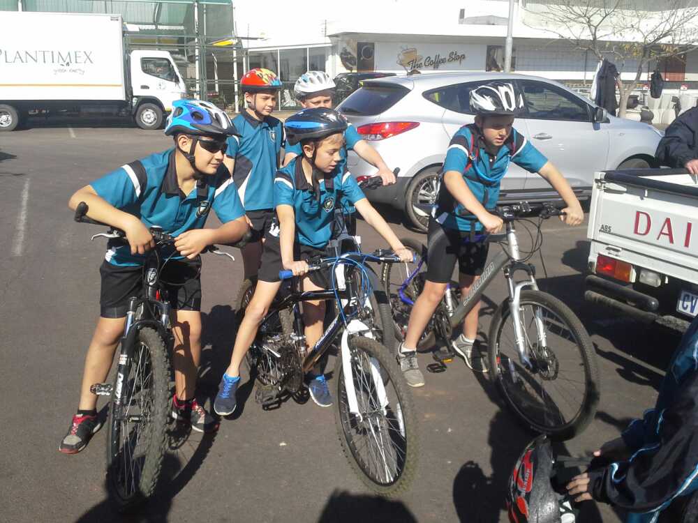 GSkole's tweet photo. Dankie aan die Laerskool Stephanus Roos fietsryers asook die ander wat ons vergesel het. @afriforum @afriforumjeug http://t.co/vVTT1MiYo5