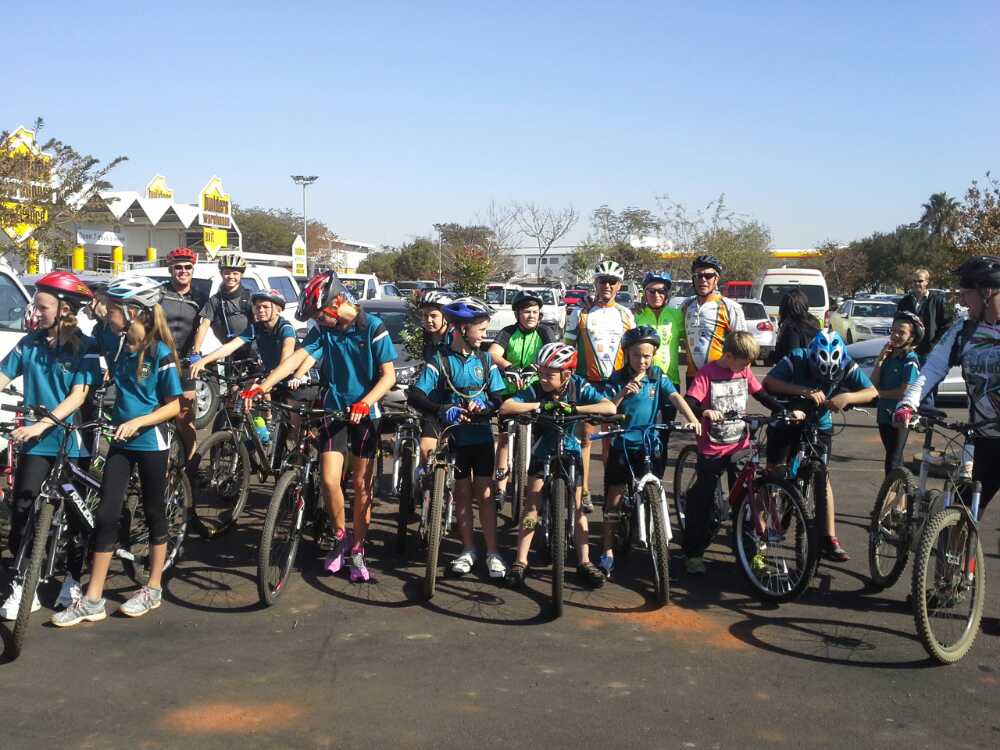 GSkole's tweet photo. Dankie aan die Laerskool Stephanus Roos fietsryers asook die ander wat ons vergesel het. @afriforum @afriforumjeug http://t.co/vVTT1MiYo5