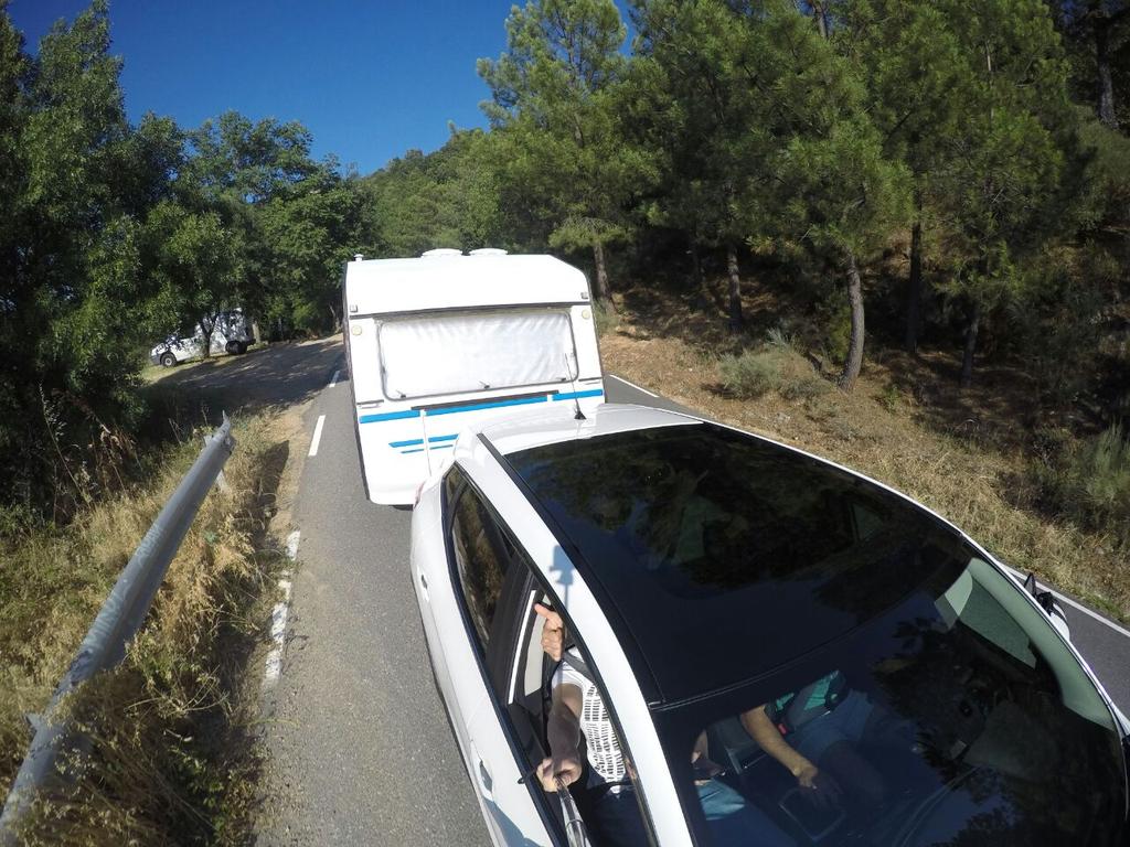 riki_Djay's tweet photo. Nos vamos con la bicibirra a otra parte. Rumbo al jerte con @danimochi @JorgeGmezGonzle @MarioDegano http://t.co/8z480MKP0m
