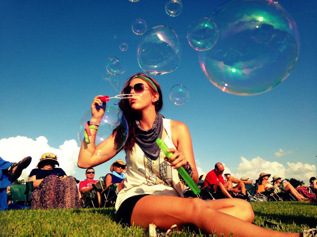 ArtsieAsh's tweet photo. Bonnaroo Bubbles!! #bonnaroo #bonnaroo2015 #takemeback http://t.co/NenR4rGQWX