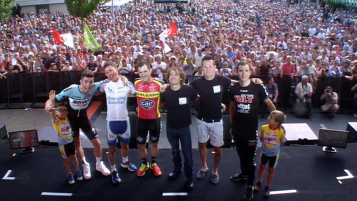 DepVendee's tweet photo. Présentation coureurs des équipes Continentales étrangères aux #CDFC2015 #Vendée @clementKORETZKY @rayanne_bouhanni http://t.co/T1L6aCH3E9