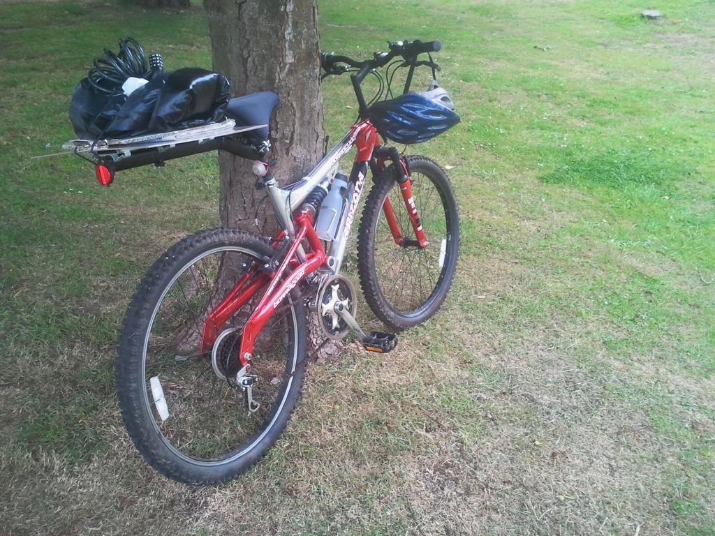 7thFbro's tweet photo. Skip has been green tonight and cycled to scouts. #programmeonabike #newspaperkites #iscout http://t.co/QH8CCpJKYh