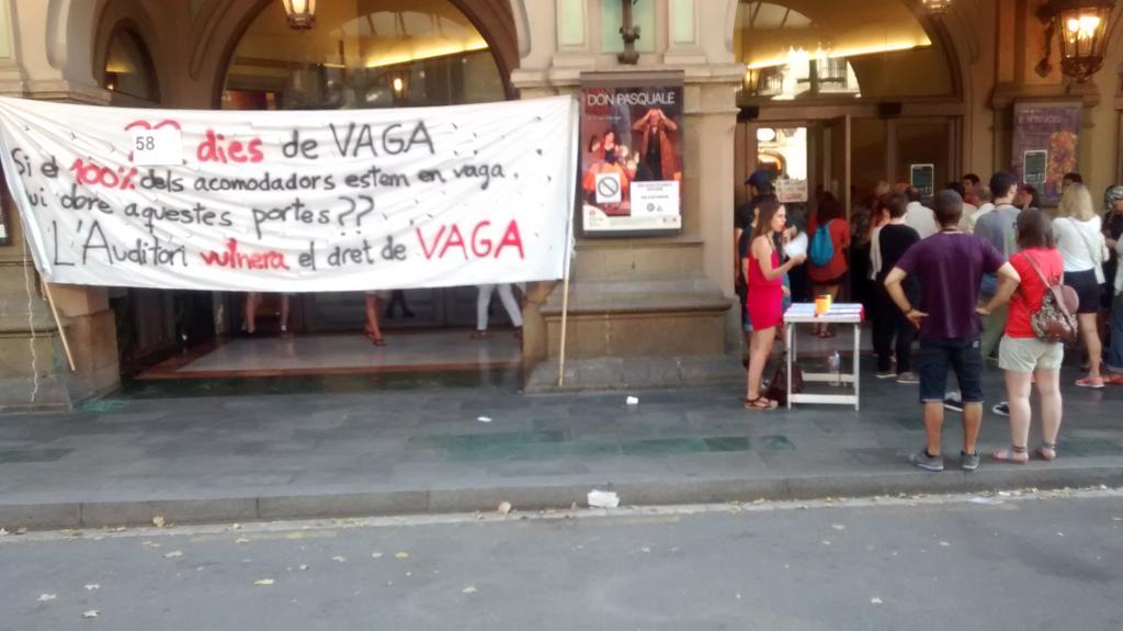 liceuvaga's tweet photo. Un dia més un piquet més, 58 dies de vaga dels #incomodats @lauditorivaga @Liceu_cat @lauditori @ManpowerGroupES http://t.co/cqLX1sRw8e