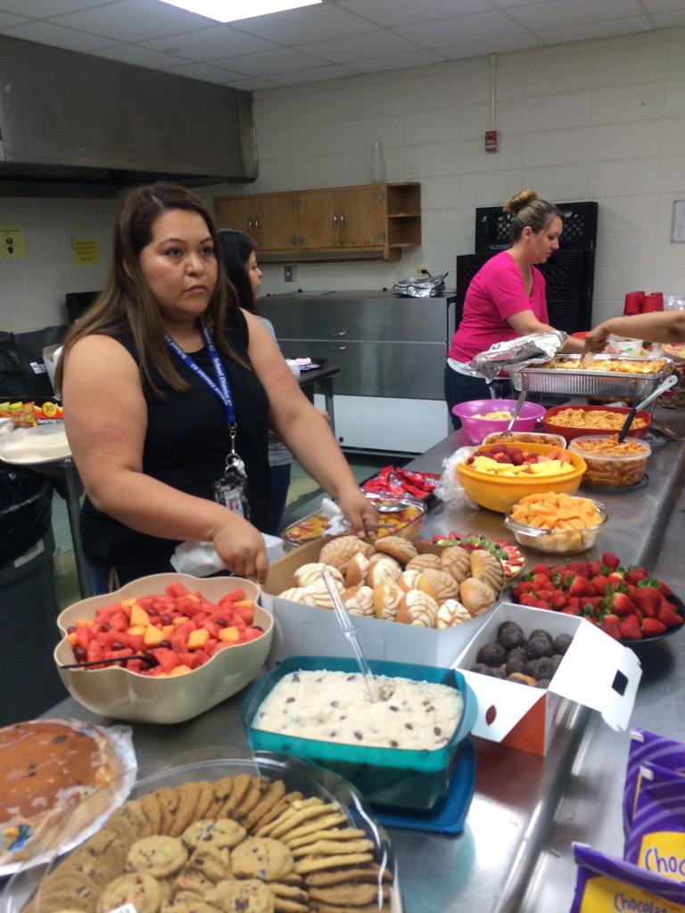 learnandteach04's tweet photo. And the celebration continues! Great food! #parentuniversity #funsummerlearning @62schools http://t.co/4rpgDq55sx
