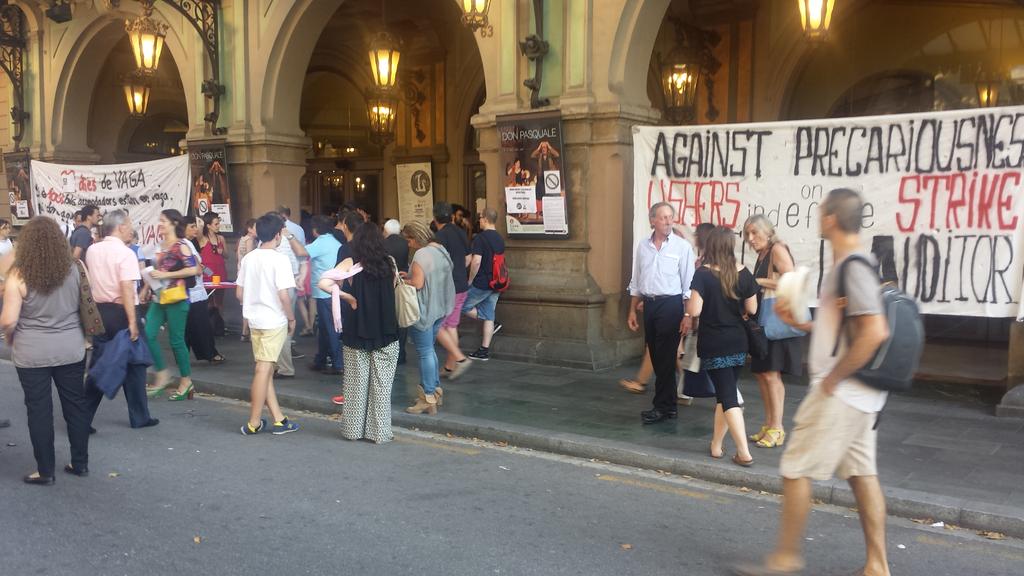 sergyrs13's tweet photo. Davant del Liceu, manifestació dels acomodadors del Liceu per la precarització de les condicions de feina http://t.co/isU7lLauay