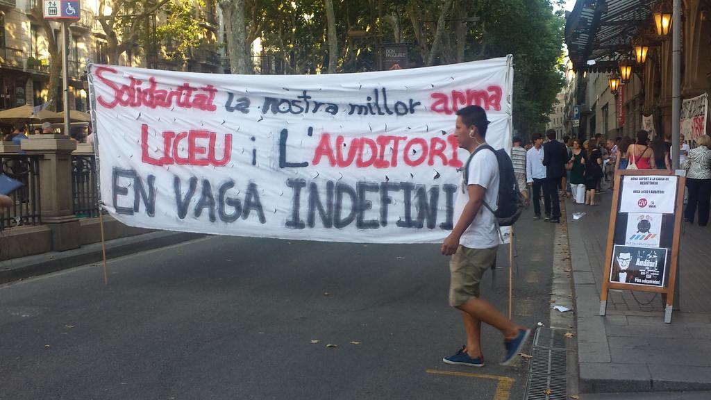 sergyrs13's tweet photo. Davant del Liceu, manifestació dels acomodadors del Liceu per la precarització de les condicions de feina http://t.co/isU7lLauay