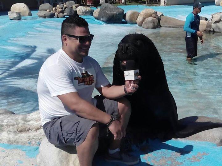 ELMentadoChavez's tweet photo. Esta mañana con @LAPATRONA935FM Regalona entrevistando al famoso Pepe en vivo en Aquaventuras. #PuertoVallarta http://t.co/UNuIGR29nv