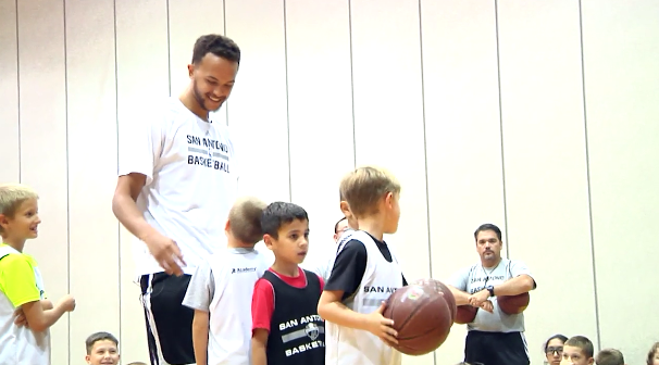 spurs's tweet image. .@KyleAnderson5 gives back in today's #SpursUpdate

🎥 gospu.rs/1dlUjXH