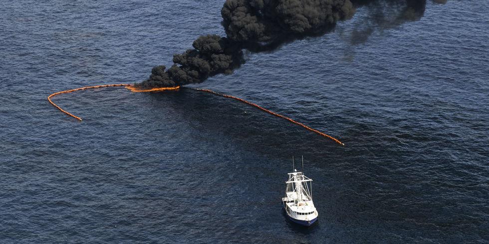 PopMech's tweet photo. Scientists invent an oil spill cleanup chemical that quickly biodegrades http://t.co/CuOloYmzBn http://t.co/49vZ0zE8hO