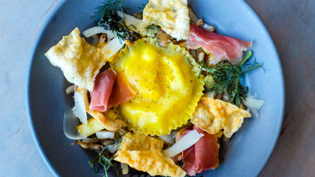 Eater's tweet image. Savannah is finally a food town worth talking about eater.com/2015/6/26/8850…