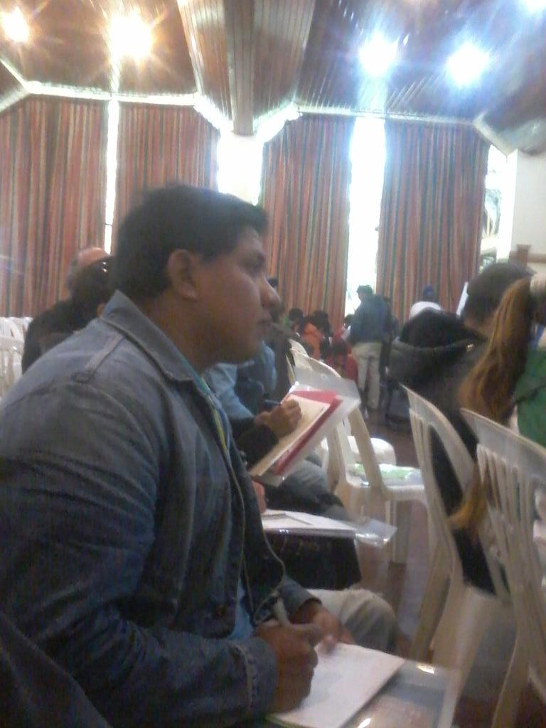 PeriodistaV's tweet photo. Inicia la socialización y debate con mesas rotatorias Encuentro de Comunicadores PADEM @CentroSanIsidro @ferluis78 http://t.co/aFuVC08VRf