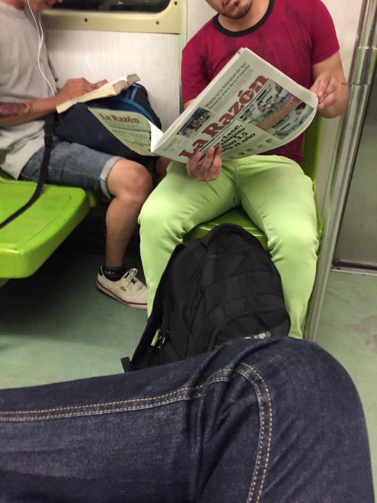 muxemx's tweet photo. Este #chacales #papichulo #macho #piernudos #piernas tras roto su pantaloncito y se veía riquísimo #GayDF #macho/Man http://t.co/t2zIjzdVQH