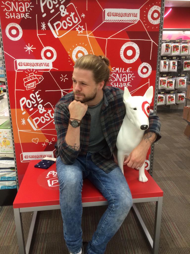 WhereIsJayMcG's tweet image. #WhereIsJay #MallFun #AmISupposedToTagTargetInThis #NeverFoundAStatueHeDoesntLove #InanimateObjectLove
