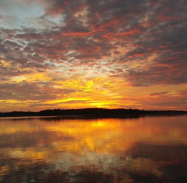 mirandalynn0513's tweet photo. Sunrise this morning #mobjack http://t.co/VxqG7m3UqQ