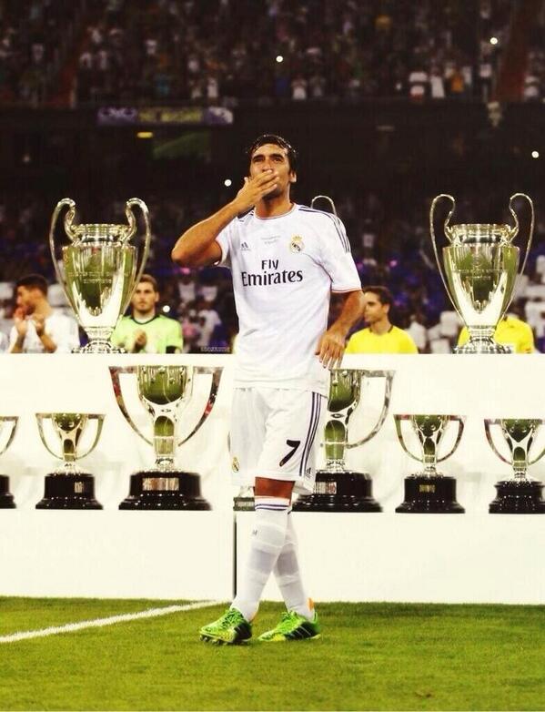 Happy birthday to our Legend, Raúl Gonzalez Blanco !!

-Prince of Santiago Bernabéu 