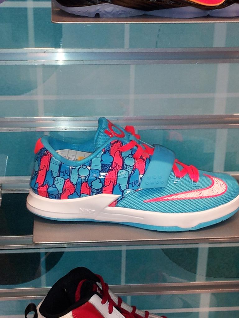 MANESTREET92's tweet photo. Clean #SHOEGAME #FRESH #GFM http://t.co/6dFrKkMCan