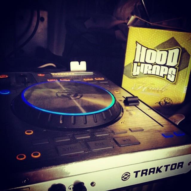 HoodWrapsUSA's tweet photo. Even your favourite DJ has a pack of Hood Wraps! #HoodWraps #Trendsettah #cigarillos #Hood #extendos #Splitarillos http://t.co/nzRWW5KK9Q