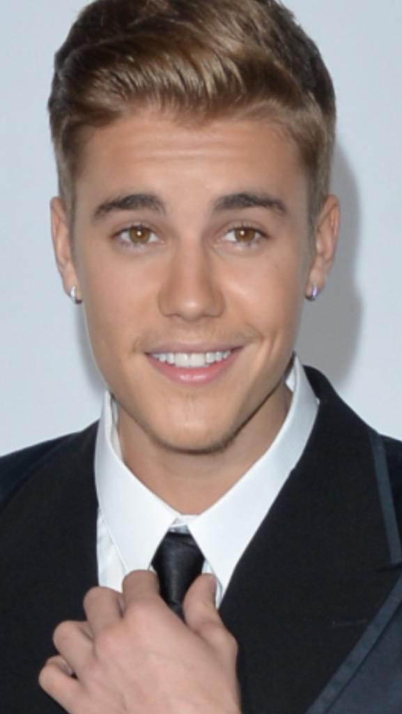 baumer_emma's tweet photo. JB u look great I love u❤️❤️❤️❤️ http://t.co/kbhss8eqmF