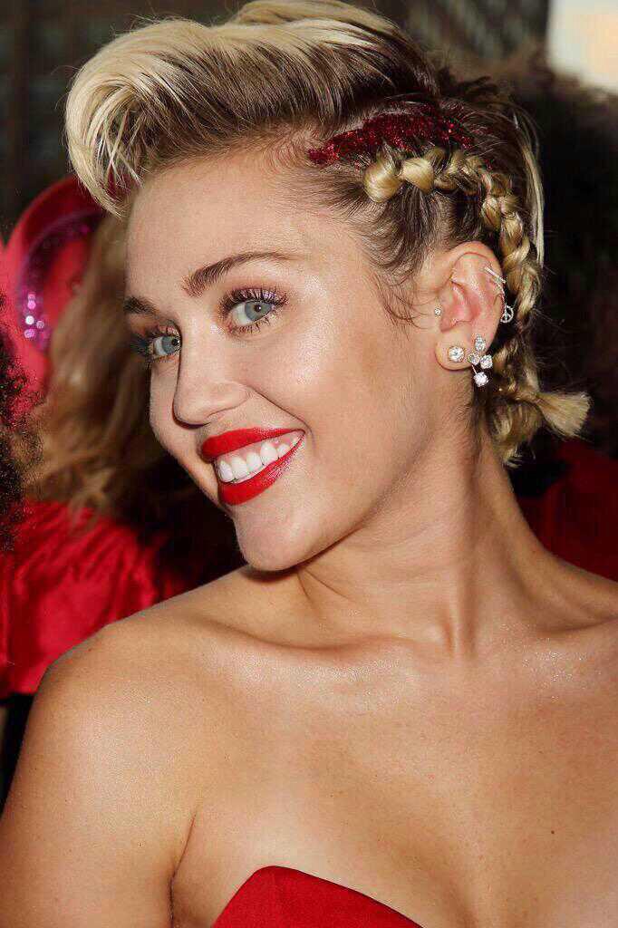 MileyUpdatesMRC's tweet photo. Cuando estás media hora posando para una foto http://t.co/r4ZtPPWLxO