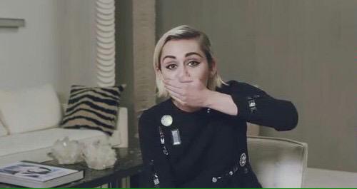 MileyUpdatesMRC's tweet photo. Cuando alguien dice una palabrota en clase http://t.co/aY0bgohi5X