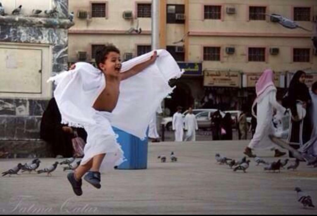 طائرٌ.. 
بجناحينٍ وقلبٍ .. 
يزفهُ الدعاء
من دهشةِ اللقاء
يرى مالا نراه

احفظه يا الله 
احفظه يا الله 
#طلال_حمزة