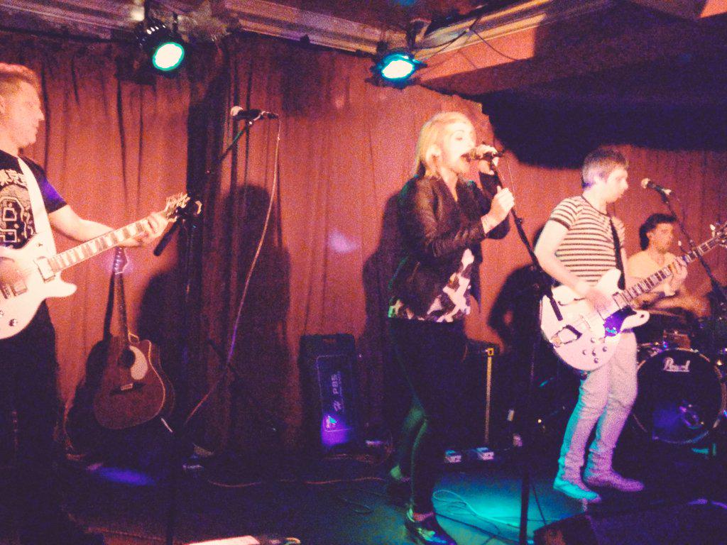 pickledonionrec's tweet photo. Unreal Future Islands cover by @RiotTapes #Seasons http://t.co/YGyq3SbWEp