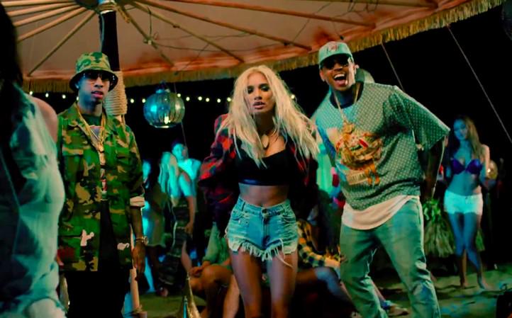 AMmichaelsen's tweet photo. @princesspiamia rocking  #ashleymichaelsen in her new video featuring @chrisbrown and @Tyga #DoItAgain http://t.co/NgYvqVAMo5