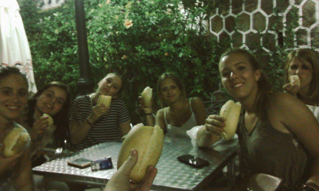 marinaQ7's tweet photo. "@doritilda: Terminando el viernes como Dios manda, pan caliente pal cuerpo. http://t.co/Fi9CmUjMS4"