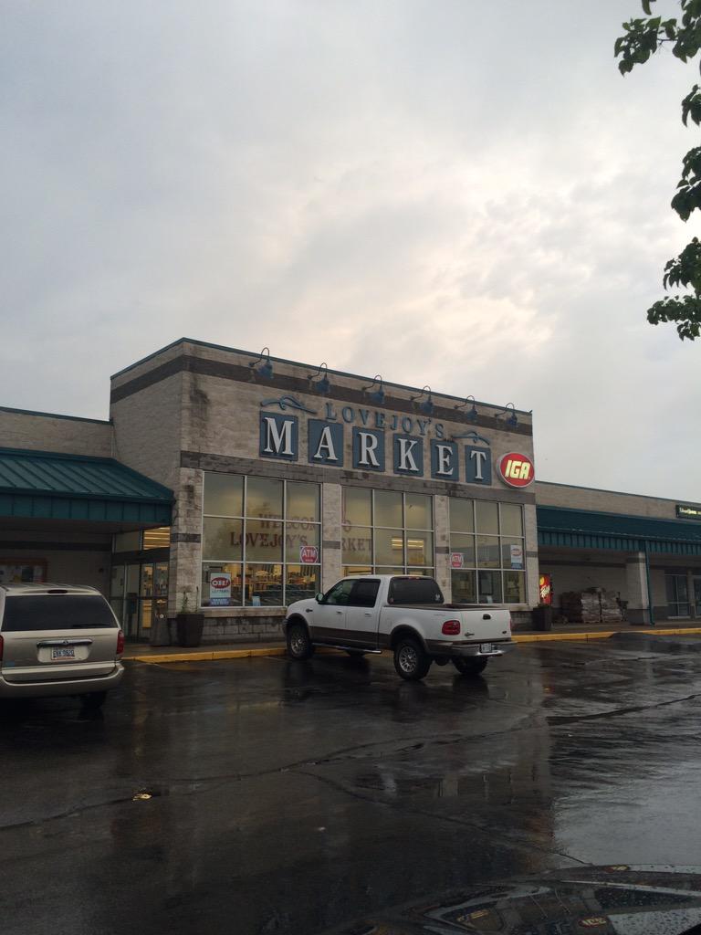 HeywaNation's tweet photo. Some last minute snack hunting at the local #superduper This is no way means we support the Knights! @LordRandyCup http://t.co/2Ez8YS6v26