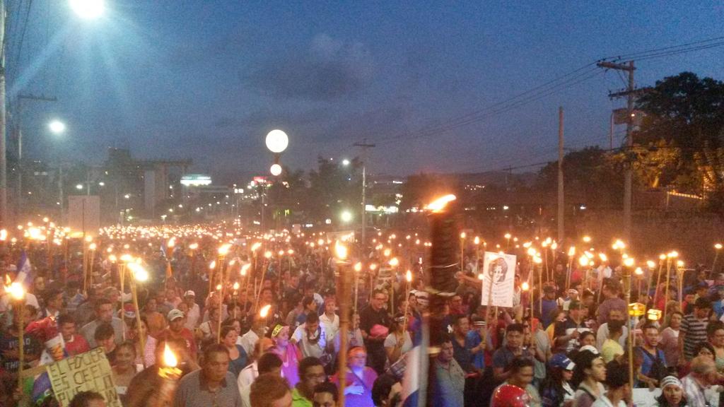 Es impresionante la cantidad de personas en #LaMarchaDeLasAntorchas