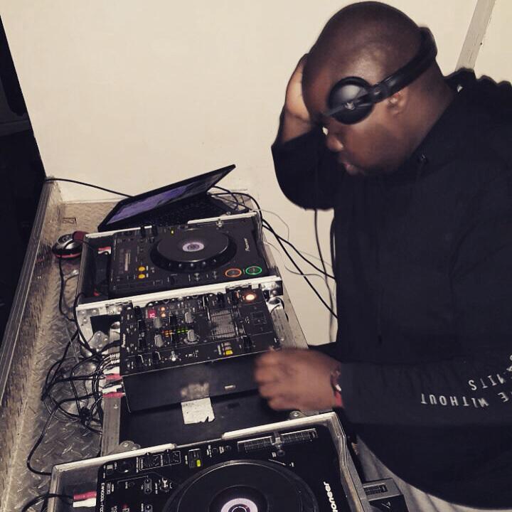 MsayiboMusic's tweet photo. #WinterSession2015 EP Launch Party &amp; @djceeyasa doing his thing on the decks. 🔥🔥 #LaunchPart #Event #MsayiboMusic http://t.co/Nyb6jvJspi