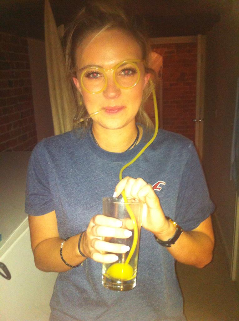TheJackyCalv's tweet photo. Can't believe @faye_tt already has her beer goggles on #2Chainzz 🍻 http://t.co/L0n1YJu5Bi