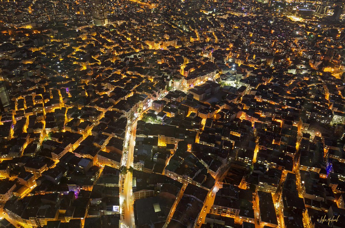 farcivilian's tweet photo. The glow of #Istanbul from the top of the Istanbul Sapphire building #çeliktepe #IstanbulSapphire #photography http://t.co/AnTlX8T6bE
