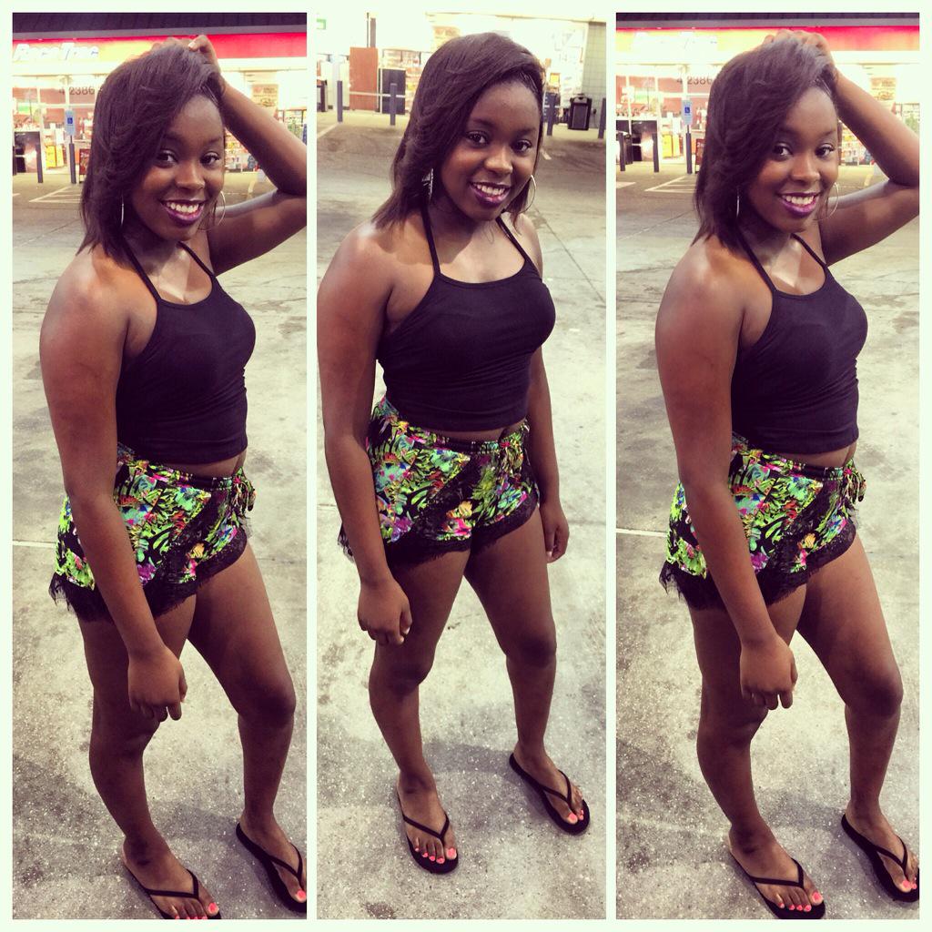Deshaa_DOPE's tweet photo. S I  M P L E  😈 http://t.co/VnVumV2nIB