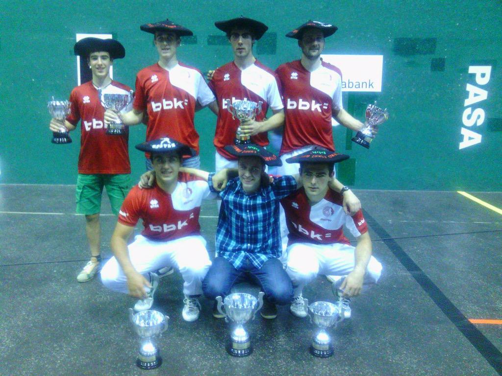 OndarroaInfo's tweet photo. Xabier Arrizabalaga @Txirloi herriarteko txapelketako irabazle Markinako Esku Pilota taldearekin. ZORIONAK! http://t.co/bRMWsWWA4v