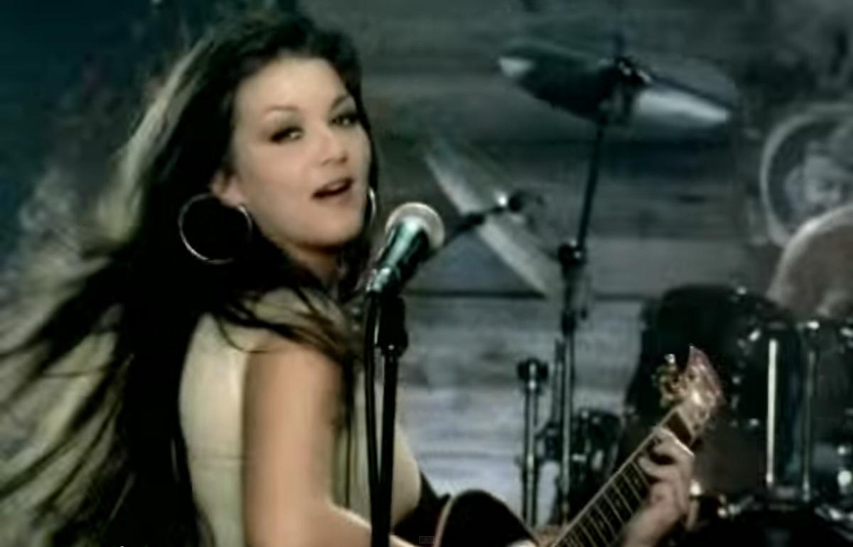 FLASHBACK Gretchen Wilson Brings Her Own Brand of Sexy in Redneck Woman Happy Bday ! 